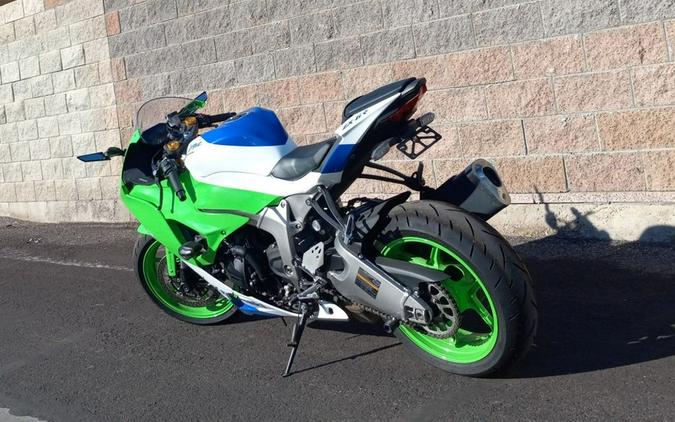 2024 Kawasaki Ninja® ZX™-6R ABS Pearl Robotic White/Metallic Graphite Gray