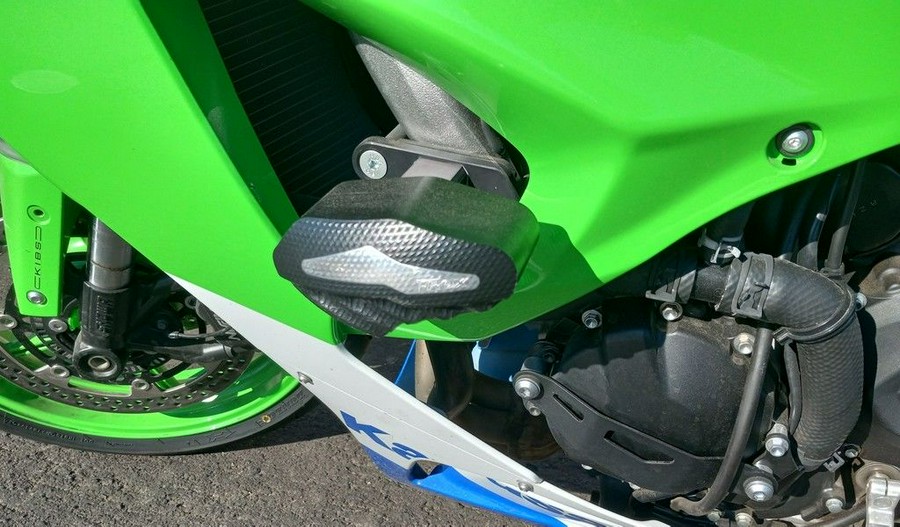 2024 Kawasaki Ninja® ZX™-6R ABS Pearl Robotic White/Metallic Graphite Gray