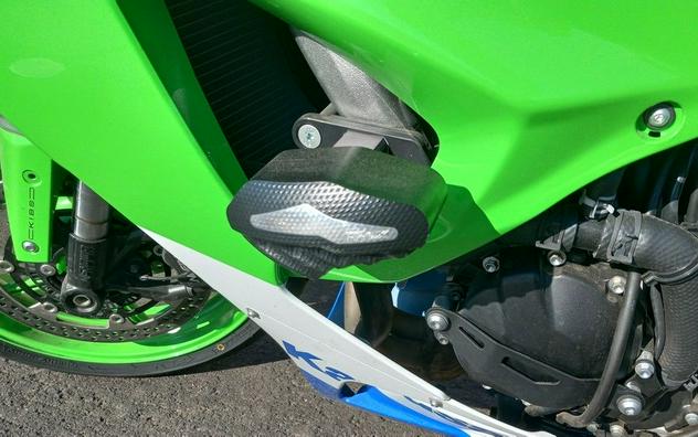 2024 Kawasaki Ninja® ZX™-6R ABS Pearl Robotic White/Metallic Graphite Gray