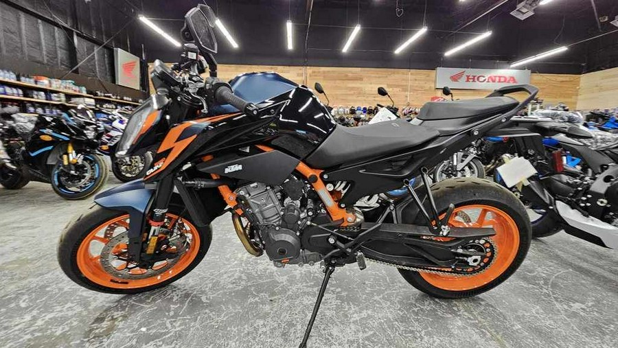 2023 KTM 890 Duke R