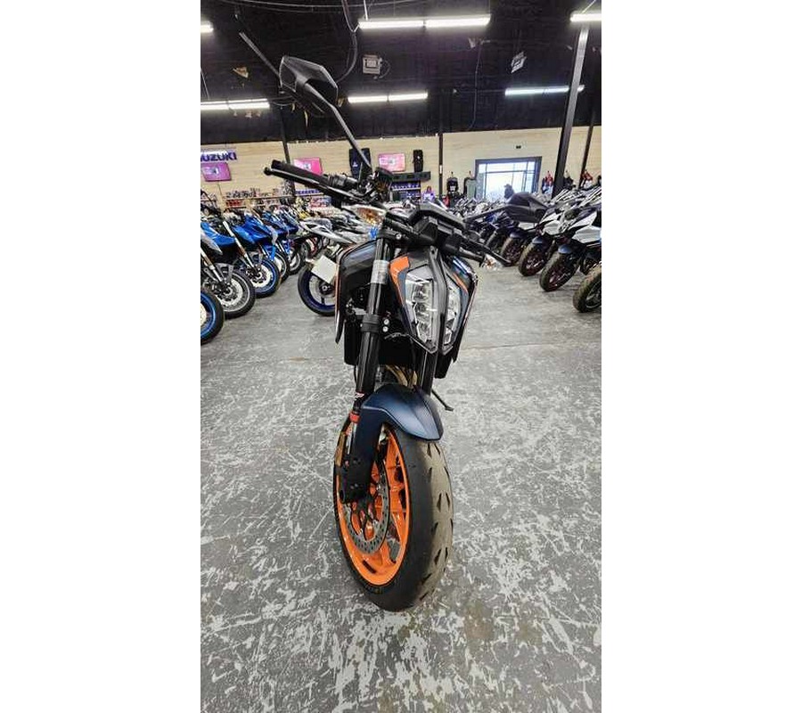 2023 KTM 890 Duke R