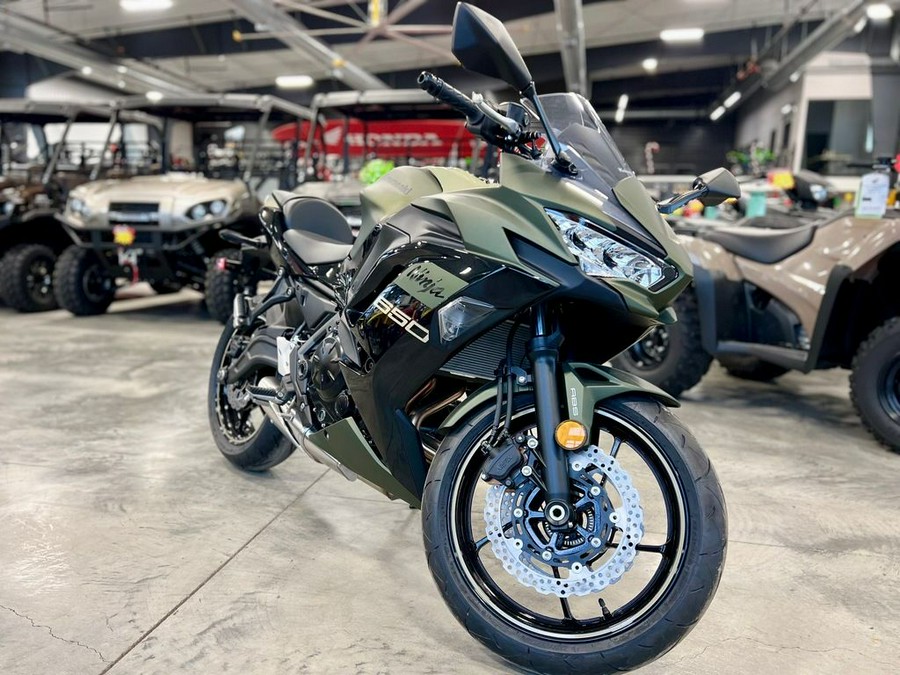 2024 Kawasaki Ninja® 650 ABS Metallic Covert Green/Metallic Spark Black