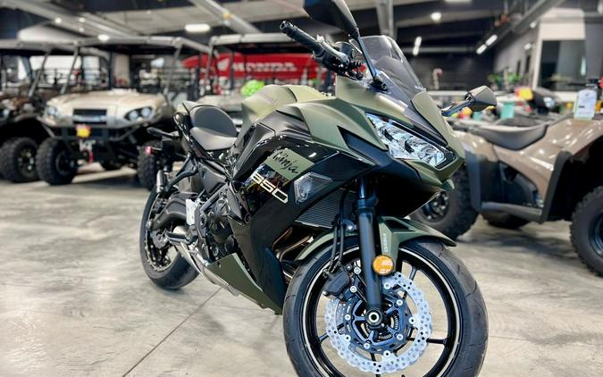 2024 Kawasaki Ninja® 650 ABS Metallic Covert Green/Metallic Spark Black