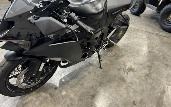 2024 Kawasaki Ninja® ZX™-6R Metallic Flat Spark Black/Ebony