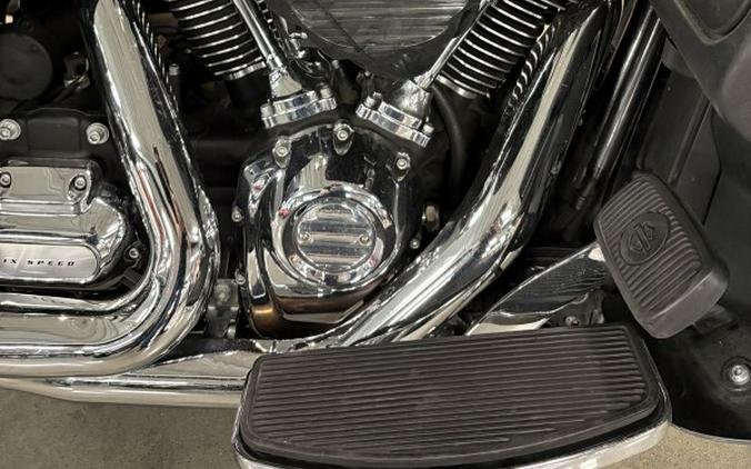 2022 Harley-Davidson® Road Glide® Limited Gauntlet Gray Metallic/Vivid Black