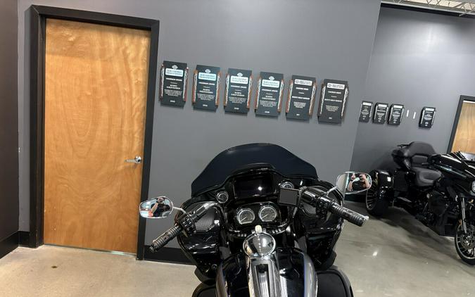 2022 Harley-Davidson® Road Glide® Limited Gauntlet Gray Metallic/Vivid Black