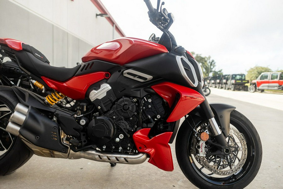 2023 Ducati Diavel V4 Ducati Red