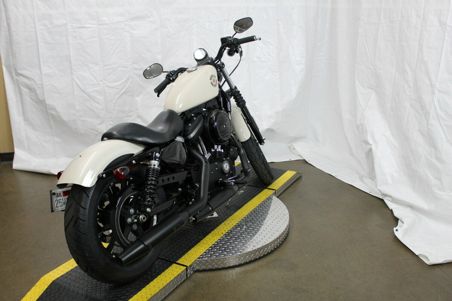 Harley-Davidson® Iron 883™ 2022 XL 883N 406415T WHITE SAND PRL