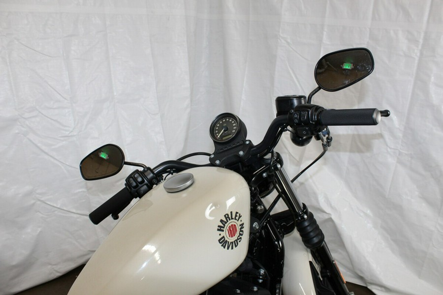 Harley-Davidson® Iron 883™ 2022 XL 883N 406415T WHITE SAND PRL