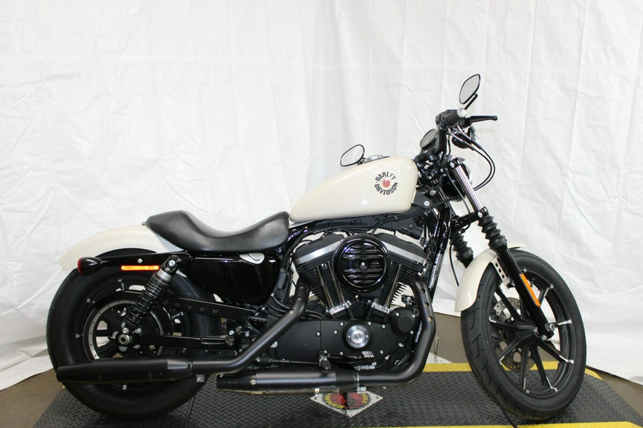 Harley-Davidson® Iron 883™ 2022 XL 883N 406415T WHITE SAND PRL