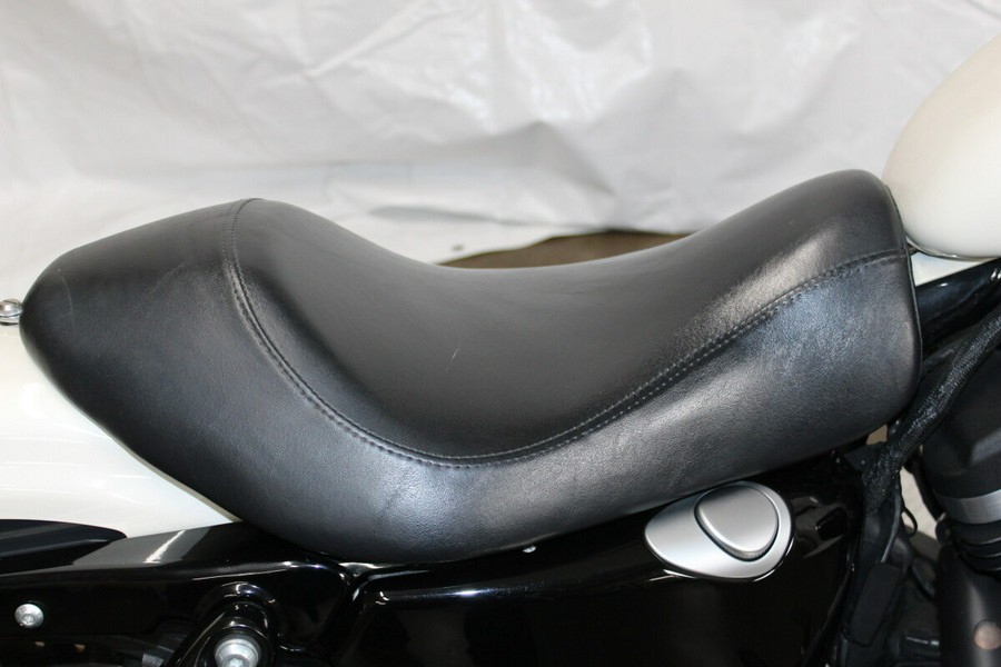 Harley-Davidson® Iron 883™ 2022 XL 883N 406415T WHITE SAND PRL