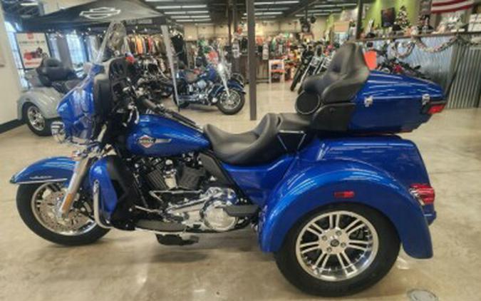2024 Harley-Davidson Tri Glide Ultra FLHTCUTG BLUE BURST W/ PINSTRIPE
