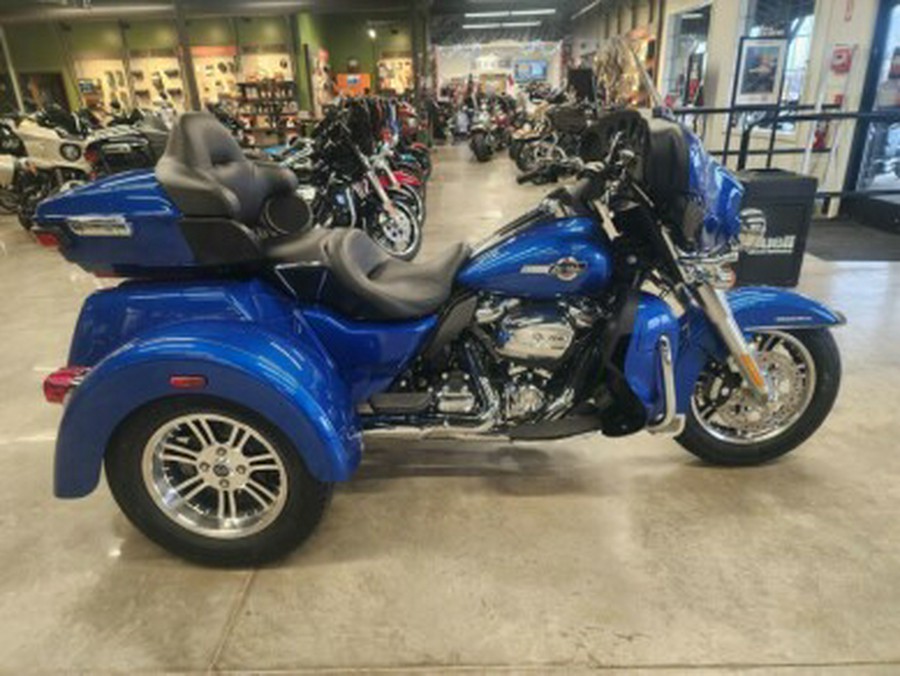 2024 Harley-Davidson Tri Glide Ultra FLHTCUTG BLUE BURST W/ PINSTRIPE