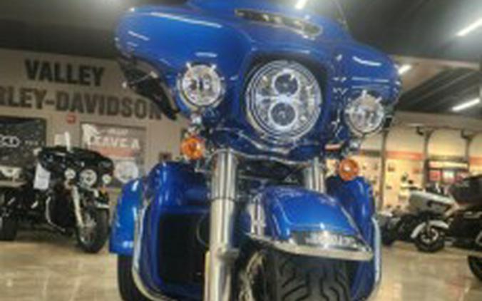 2024 Harley-Davidson Tri Glide Ultra FLHTCUTG BLUE BURST W/ PINSTRIPE