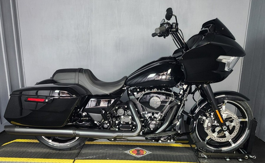 2024 Harley-Davidson Road Glide® FLTRX . VIVID BLACK