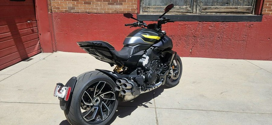 2026 Ducati Diavel V4 Black Roadster