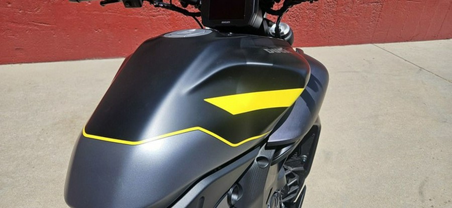 2026 Ducati Diavel V4 Black Roadster