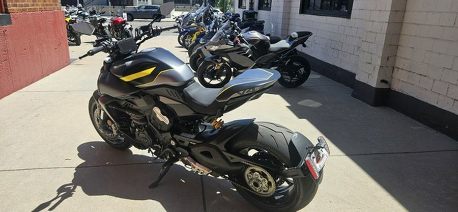 2026 Ducati Diavel V4 Black Roadster
