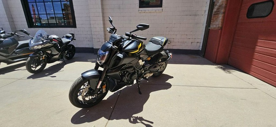 2026 Ducati Diavel V4 Black Roadster