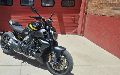 2026 Ducati Diavel V4 Black Roadster