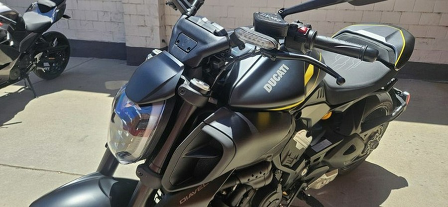 2026 Ducati Diavel V4 Black Roadster