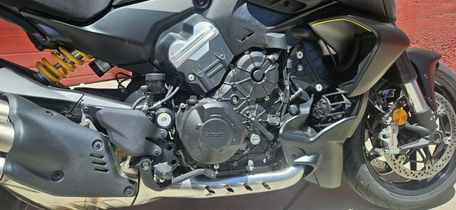 2026 Ducati Diavel V4 Black Roadster