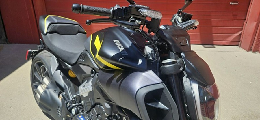 2026 Ducati Diavel V4 Black Roadster