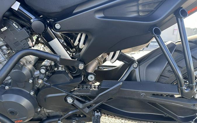 2021 KTM Duke 890 890 R