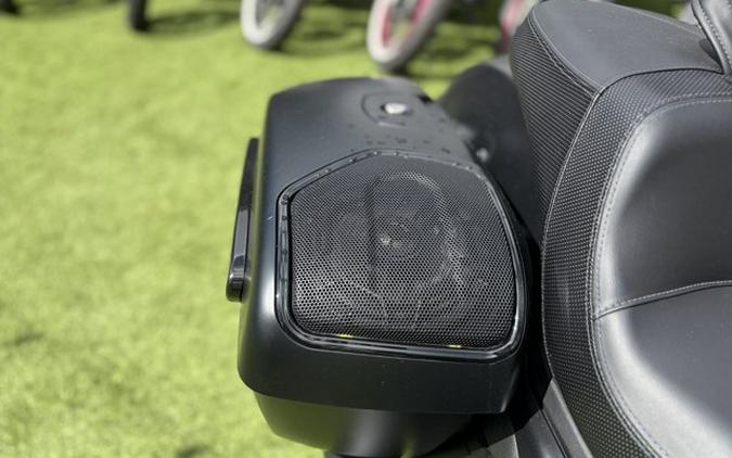 2025 Indian CHALLENGER DARK HORSE, AUDIO