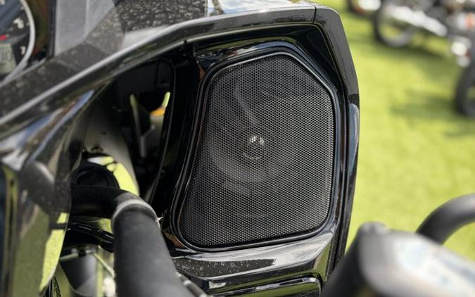 2025 Indian CHALLENGER DARK HORSE, AUDIO