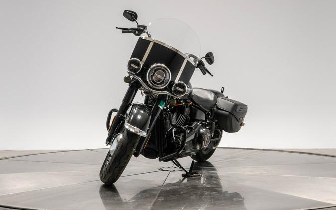 2018 HARLEY-DAVIDSON FLHC HERITAGE CLASSIC in Vivid Black