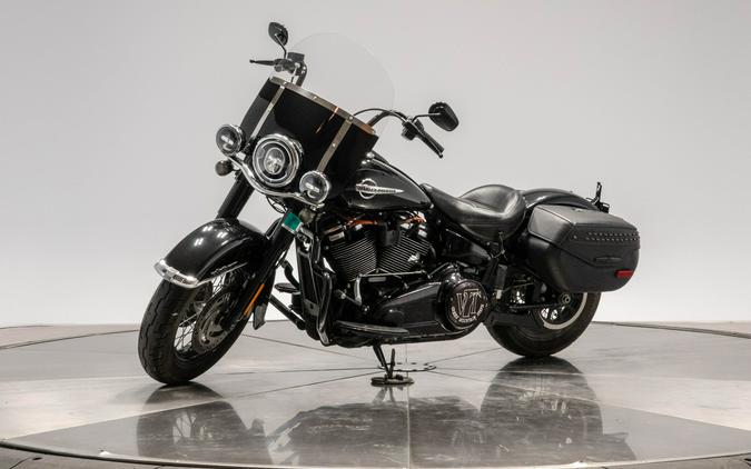 2018 HARLEY-DAVIDSON FLHC HERITAGE CLASSIC in Vivid Black