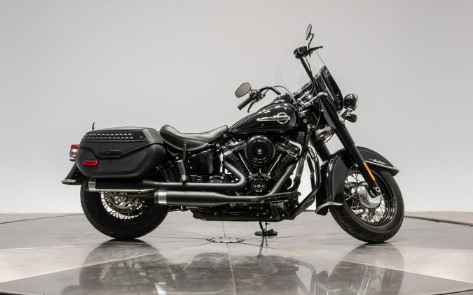 2018 HARLEY-DAVIDSON FLHC HERITAGE CLASSIC in Vivid Black