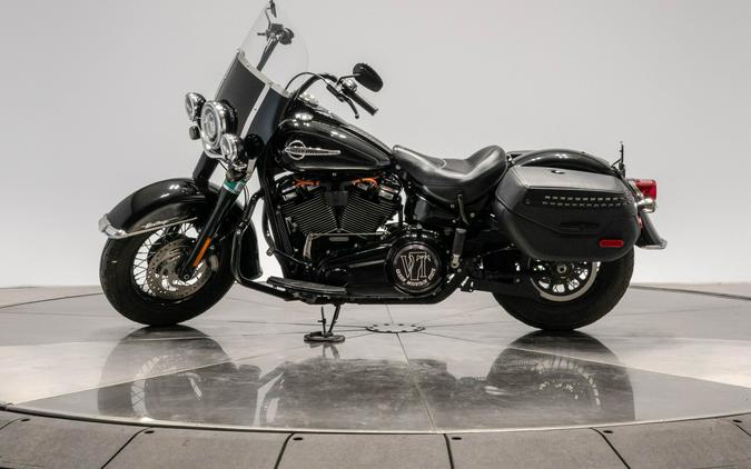 2018 HARLEY-DAVIDSON FLHC HERITAGE CLASSIC in Vivid Black