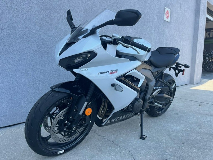 2025 Triumph Daytona 660 Snowdonia WhiteSapphire Black