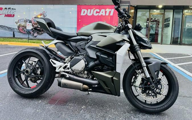 2023 Ducati Streetfighter V2 Storm Green