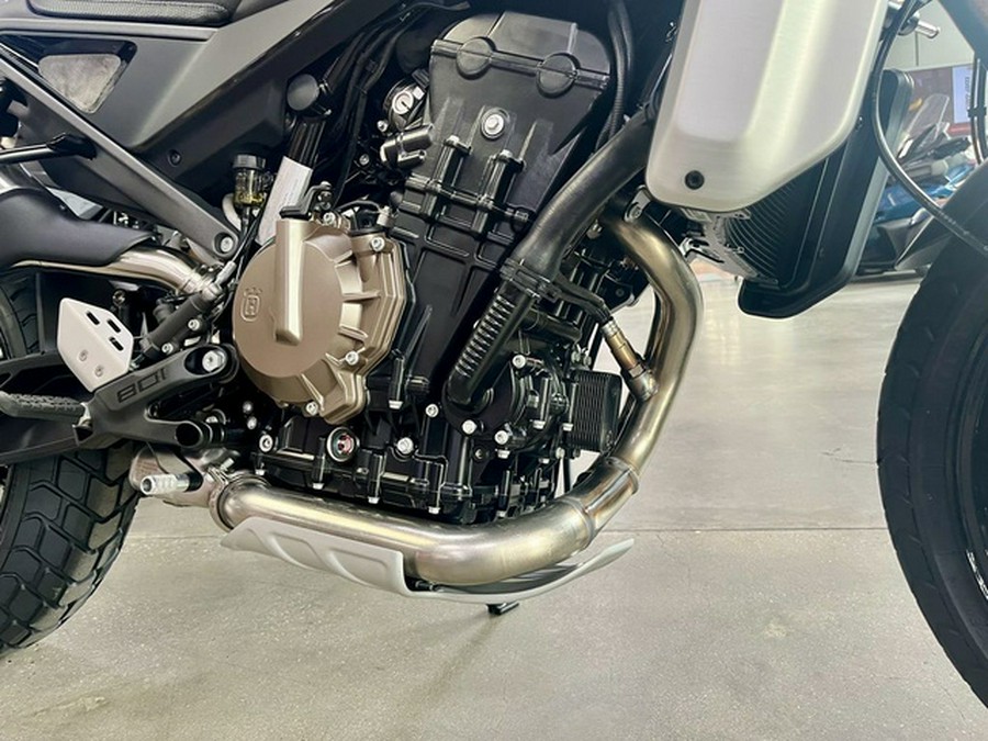 2025 Husqvarna SVARTPILEN 801