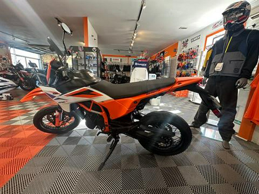 2025 KTM 390 SMC R