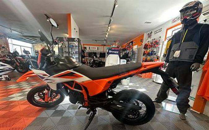 2025 KTM 390 SMC R