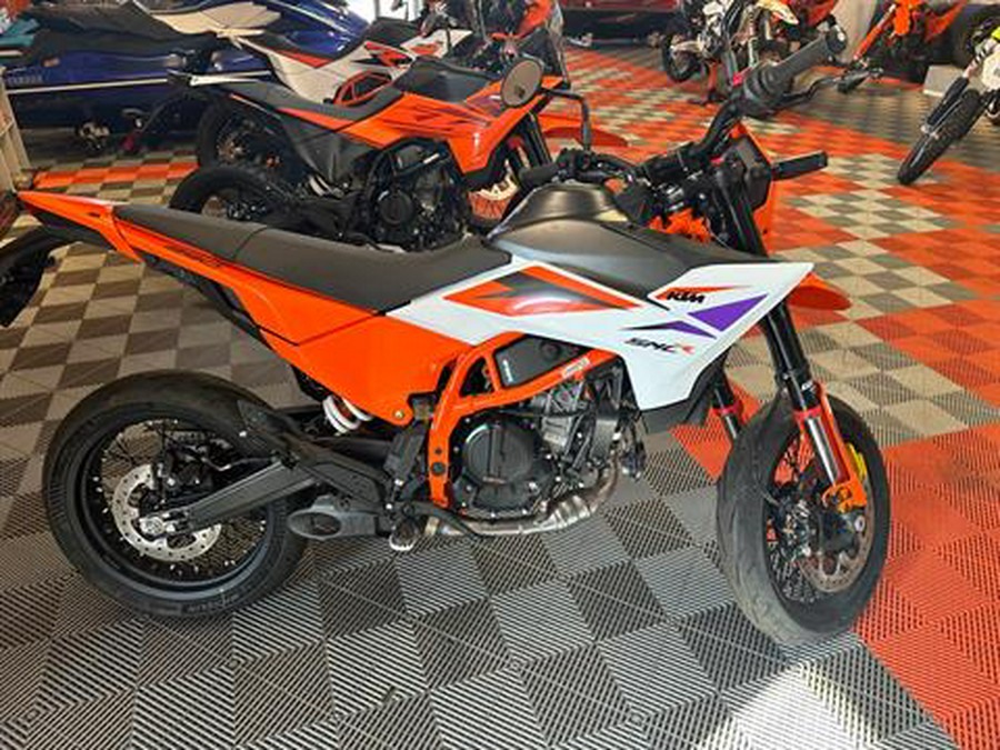 2025 KTM 390 SMC R