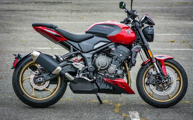 2026 Triumph Trident 800 Carnival red