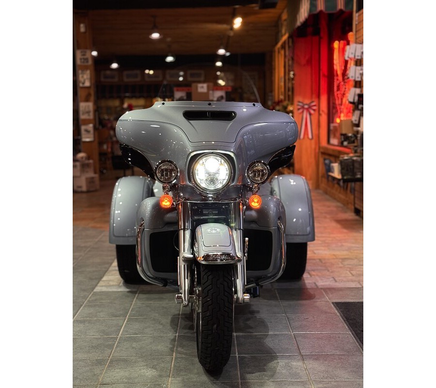 2023 Harley-Davidson® Tri Glide® Ultra Atlas Silver Metallic