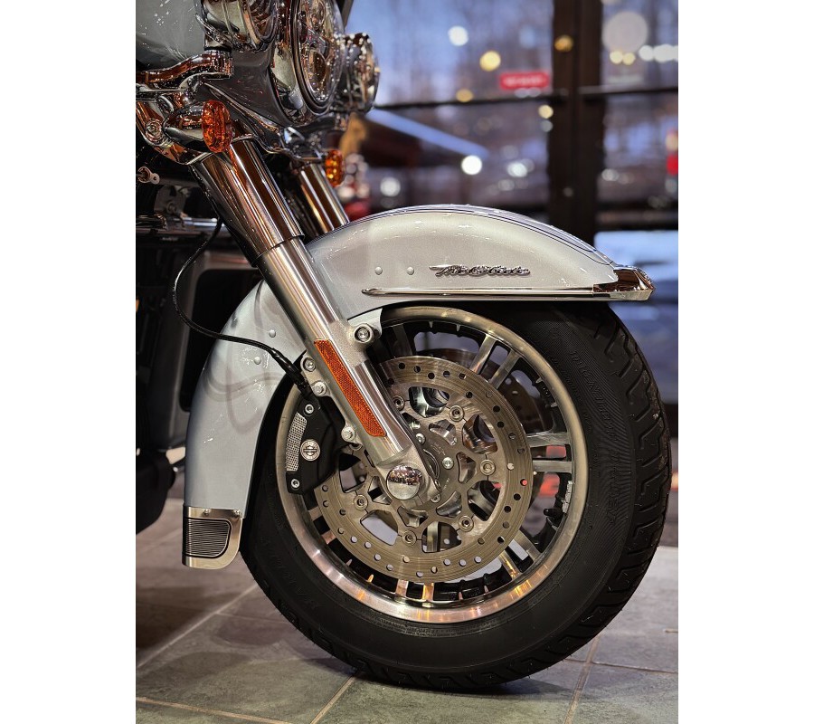 2023 Harley-Davidson® Tri Glide® Ultra Atlas Silver Metallic
