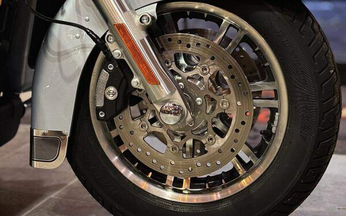 2023 Harley-Davidson® Tri Glide® Ultra Atlas Silver Metallic
