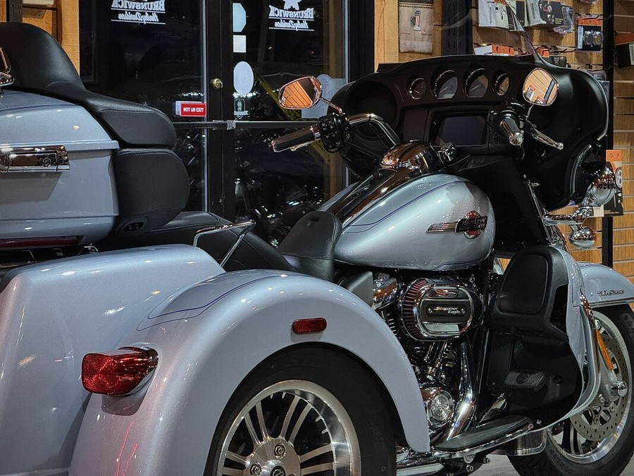 2023 Harley-Davidson® Tri Glide® Ultra Atlas Silver Metallic