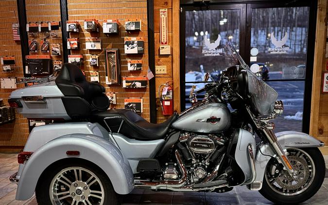 2023 Harley-Davidson® Tri Glide® Ultra Atlas Silver Metallic