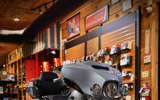 2023 Harley-Davidson® Tri Glide® Ultra Atlas Silver Metallic