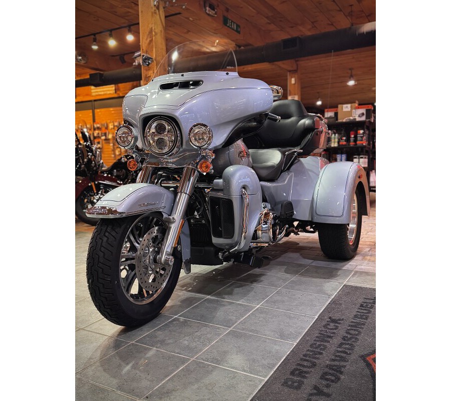 2023 Harley-Davidson® Tri Glide® Ultra Atlas Silver Metallic