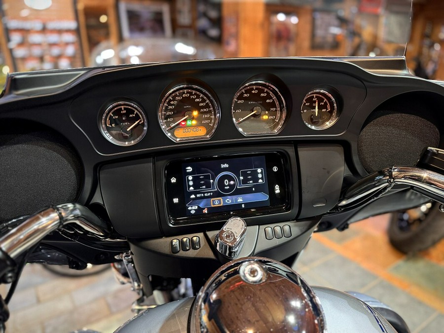 2023 Harley-Davidson® Tri Glide® Ultra Atlas Silver Metallic