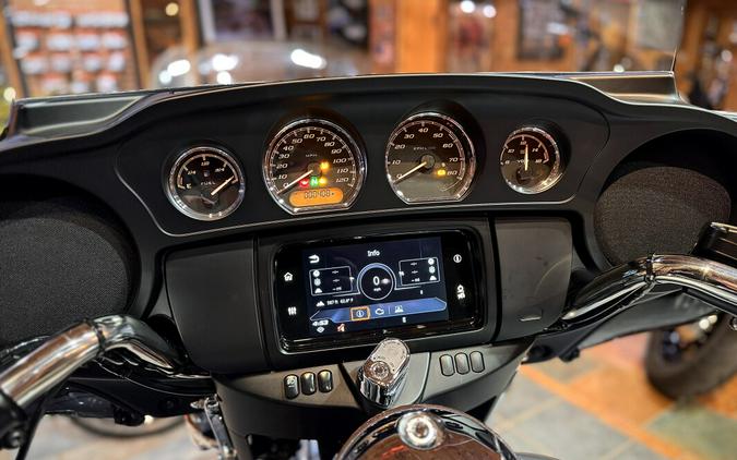 2023 Harley-Davidson® Tri Glide® Ultra Atlas Silver Metallic